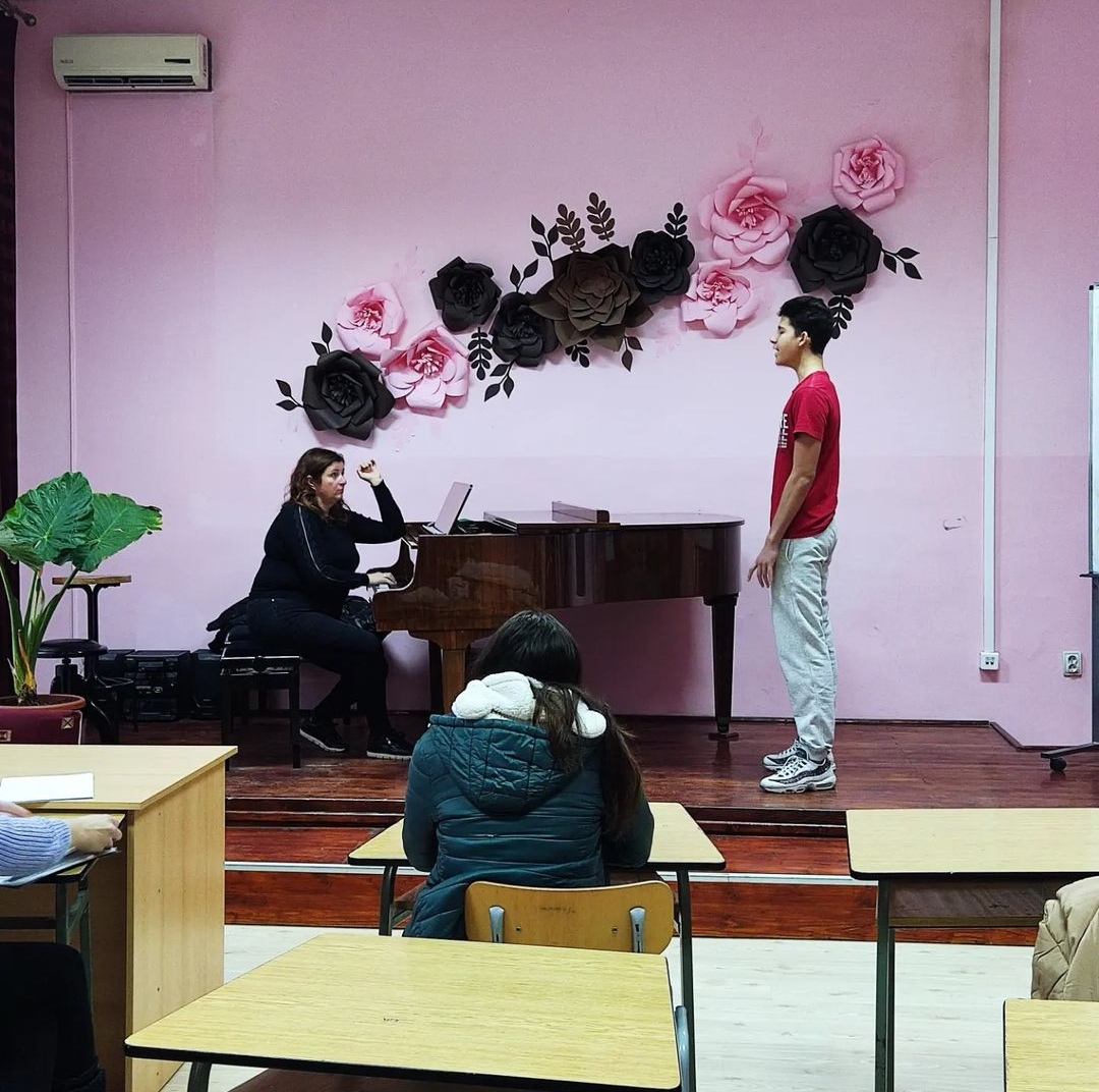 Read more about the article Проф. Ана Алексић Шајрер одржала мастер клас за ученике соло певања у Кикинди