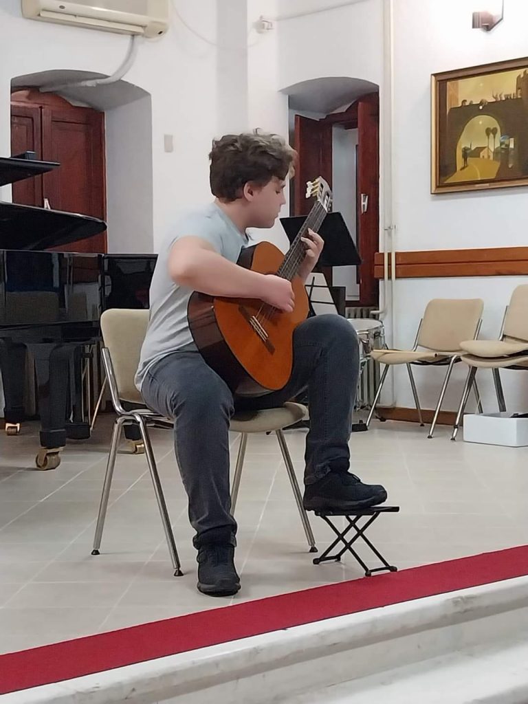 Сергеј Поповић, ученик гитаре, добио захвалницу за допринос развоју музичке уметности