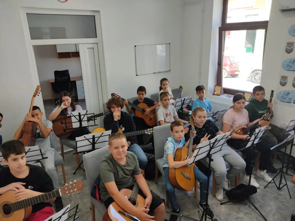 Оркестар трзача наше школе добио нови простор за пробе у Канцеларији за младе