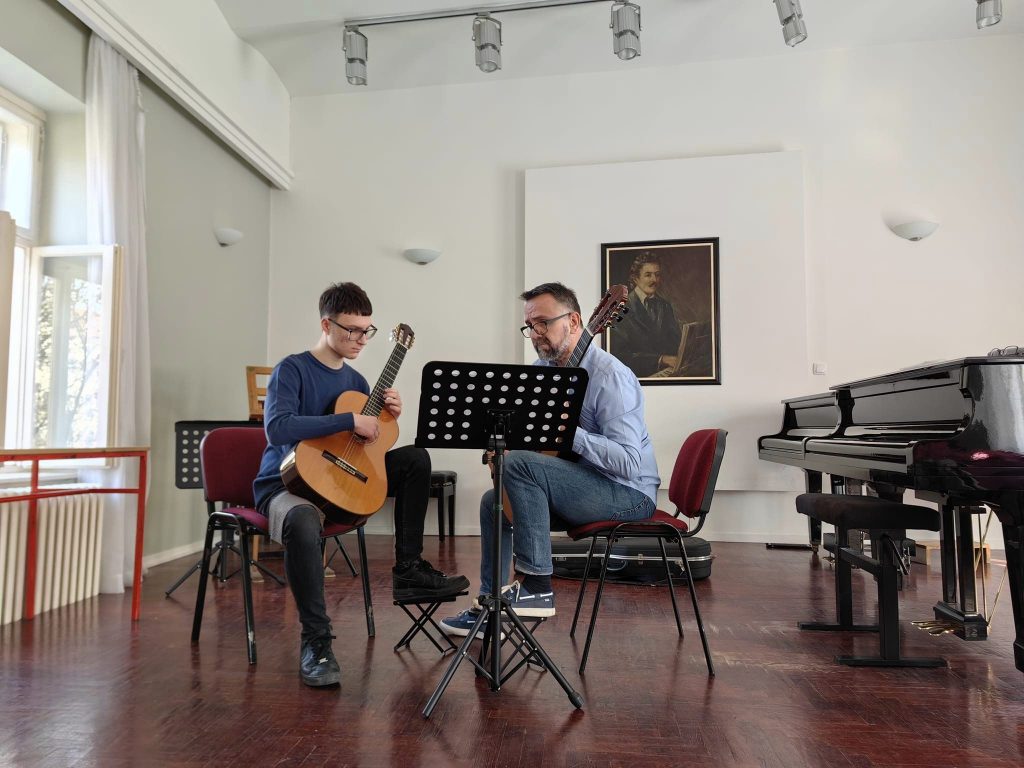 Гитариста Зоран Крајишник, редовни професор АУНС, одржао 9. марта мајсторску радионицу у нашој школи