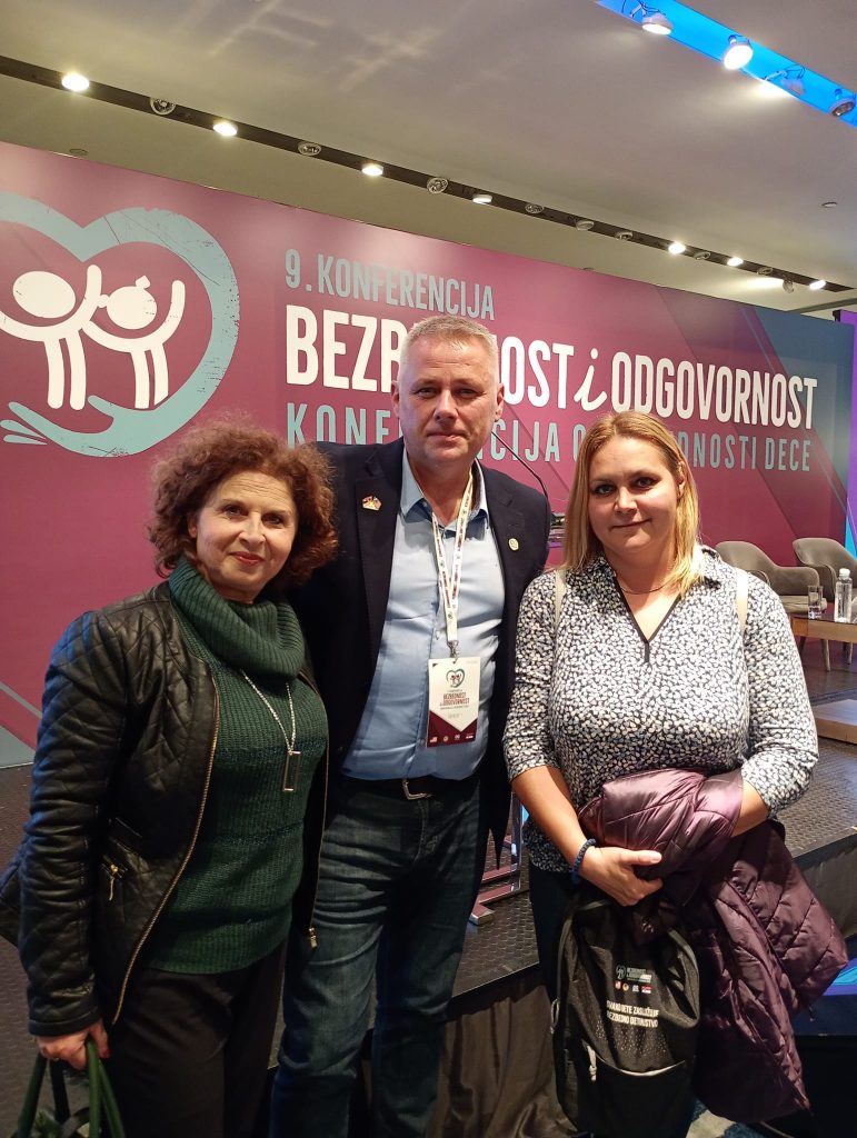 Директорка Јелена Грбић и педагошкиња Славица Стојанов на Конференцији „Безбедност и одговорност“ у Београду