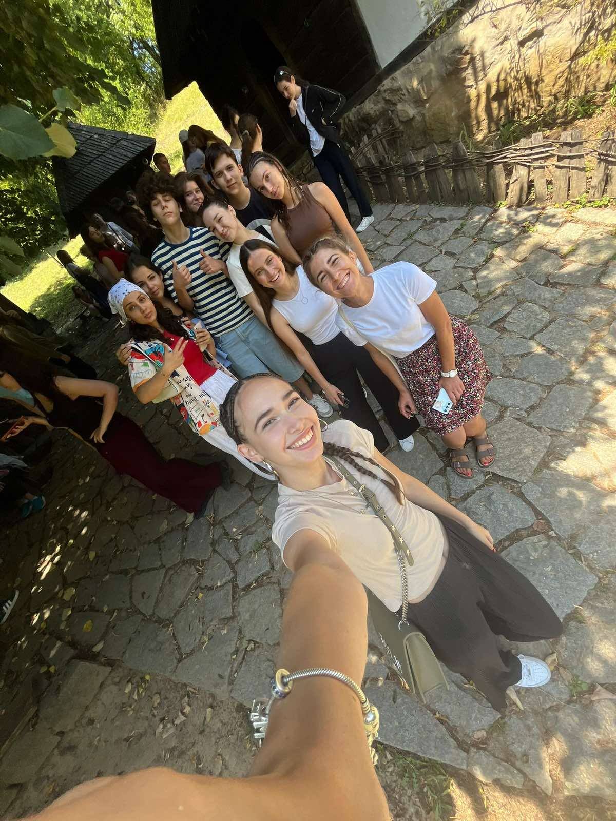 Read more about the article Ученице Милица Даников и Ана Ковачевић посетиле Научно-образовни центар ,,Вук Караџић” у Тршићу