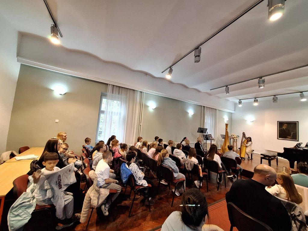 Мини концерт „Музичка бајка“ за ученике ОШ „Вук Караџић“